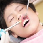 歯科治療で使用される局所麻酔をされる男の子